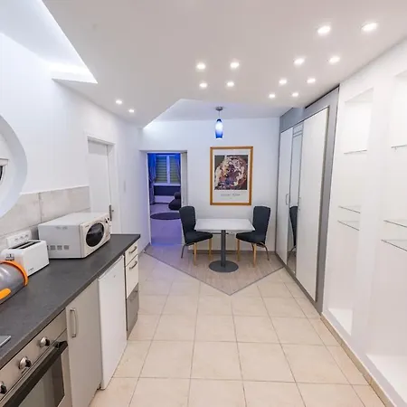 Dove's Nook - A Stylish Center Retreat شقة *