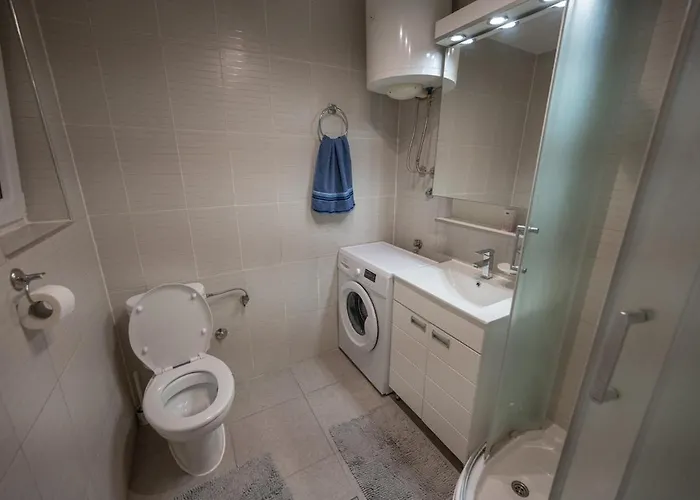 Dove's Nook - A Stylish Center Retreat *